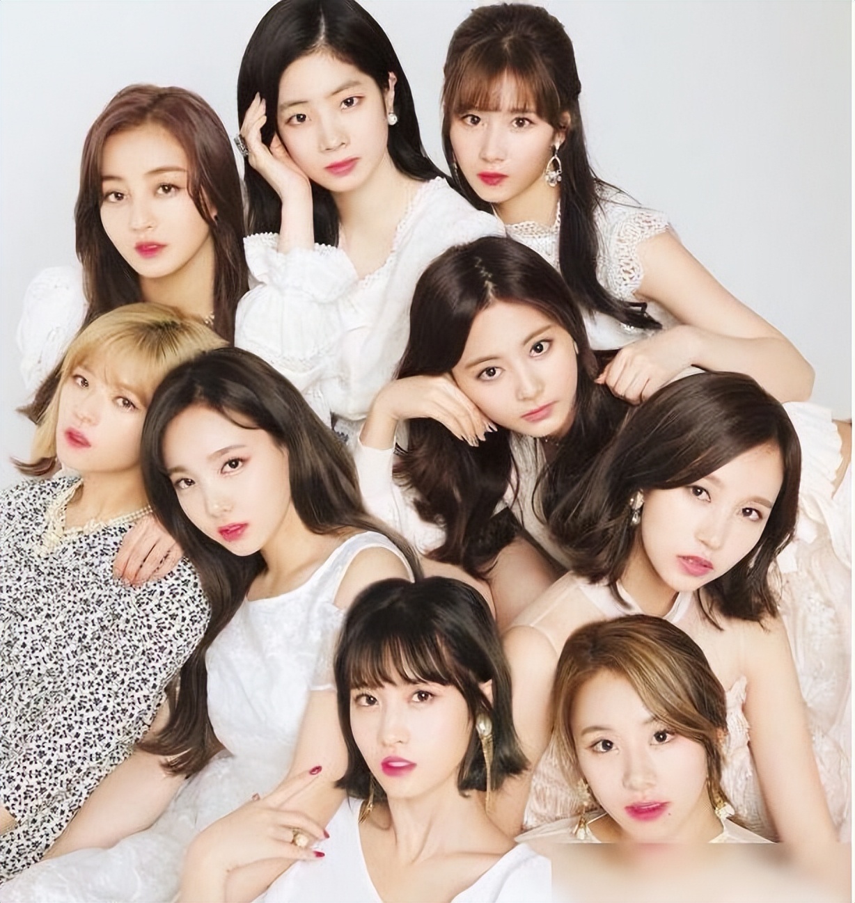 曾在JYP进出道组，后因膝盖受伤退出，参加内娱选秀圈粉无数