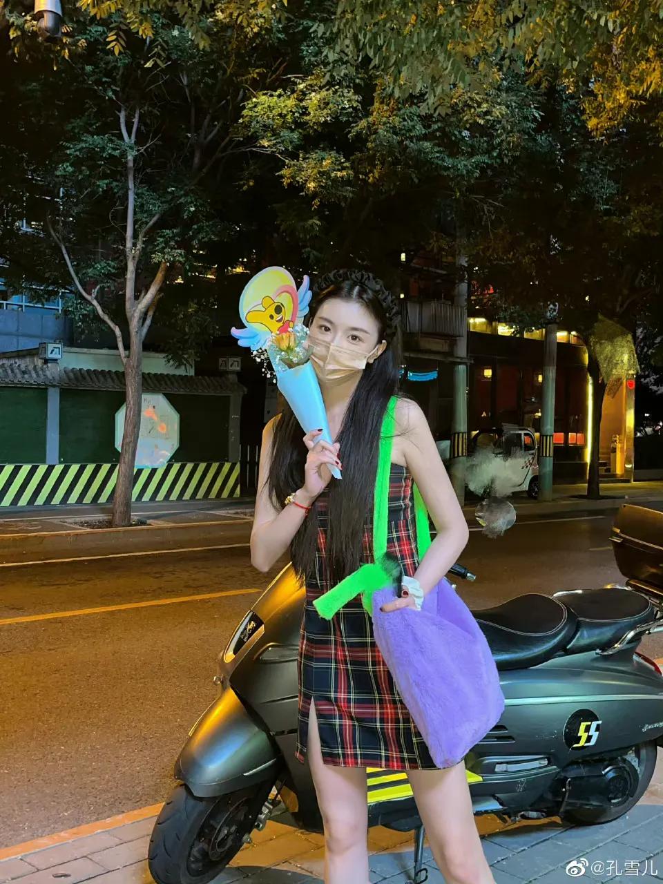 孔雪儿遛弯被送七夕鲜花