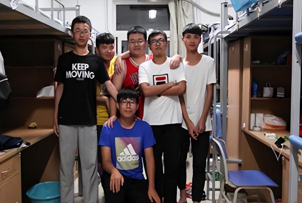 易烊千玺大学毕业了，被评为优秀毕业生，自曝大学生活有一个遗憾