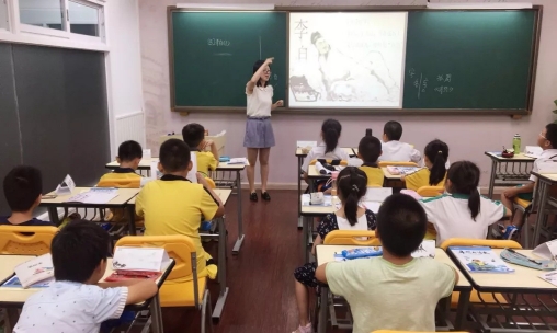 老师幽默感爆棚，课堂笑料不断，知识藏在段子里，学生边笑边记，有种！