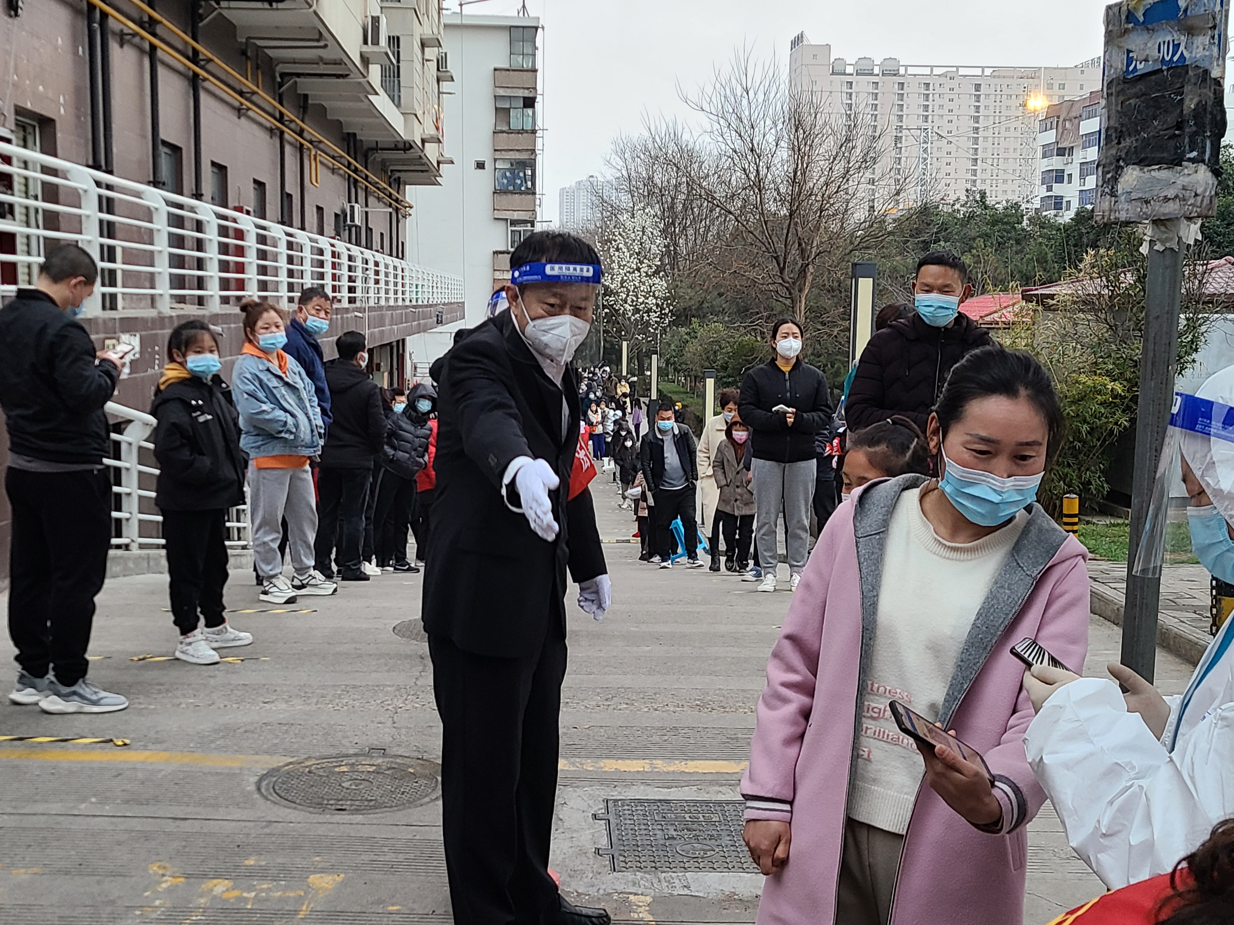 勇做黑夜中的逆行者—宝鸡金台区法院助力全区核酸检测在行动