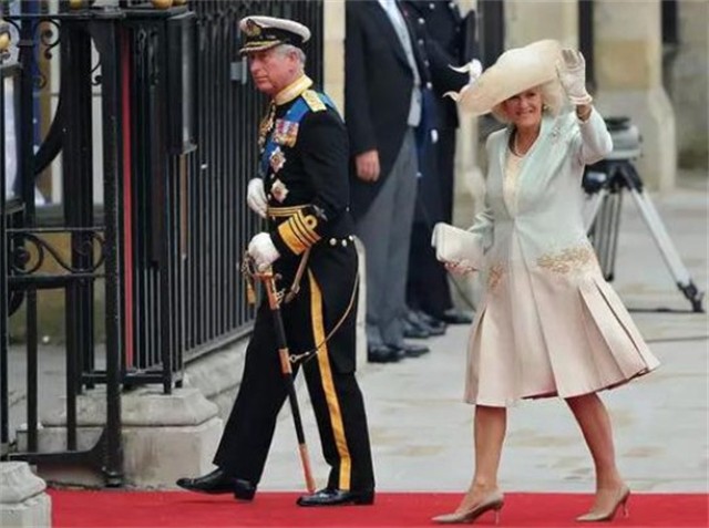 这个东北女孩，在英国上演逆袭童话，查尔斯王子曾找她定制礼服