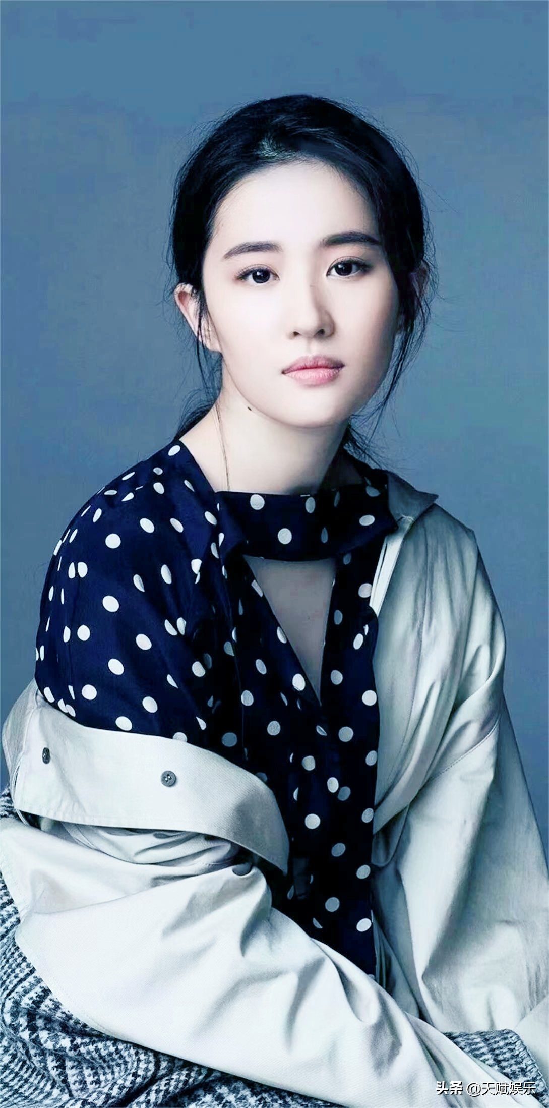 影视女演员、歌手刘亦菲夏季穿搭相片11-20