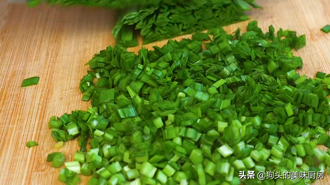 懒人早餐我就服这个做法，不揉不擀面，几分钟做一锅，酥脆鲜香