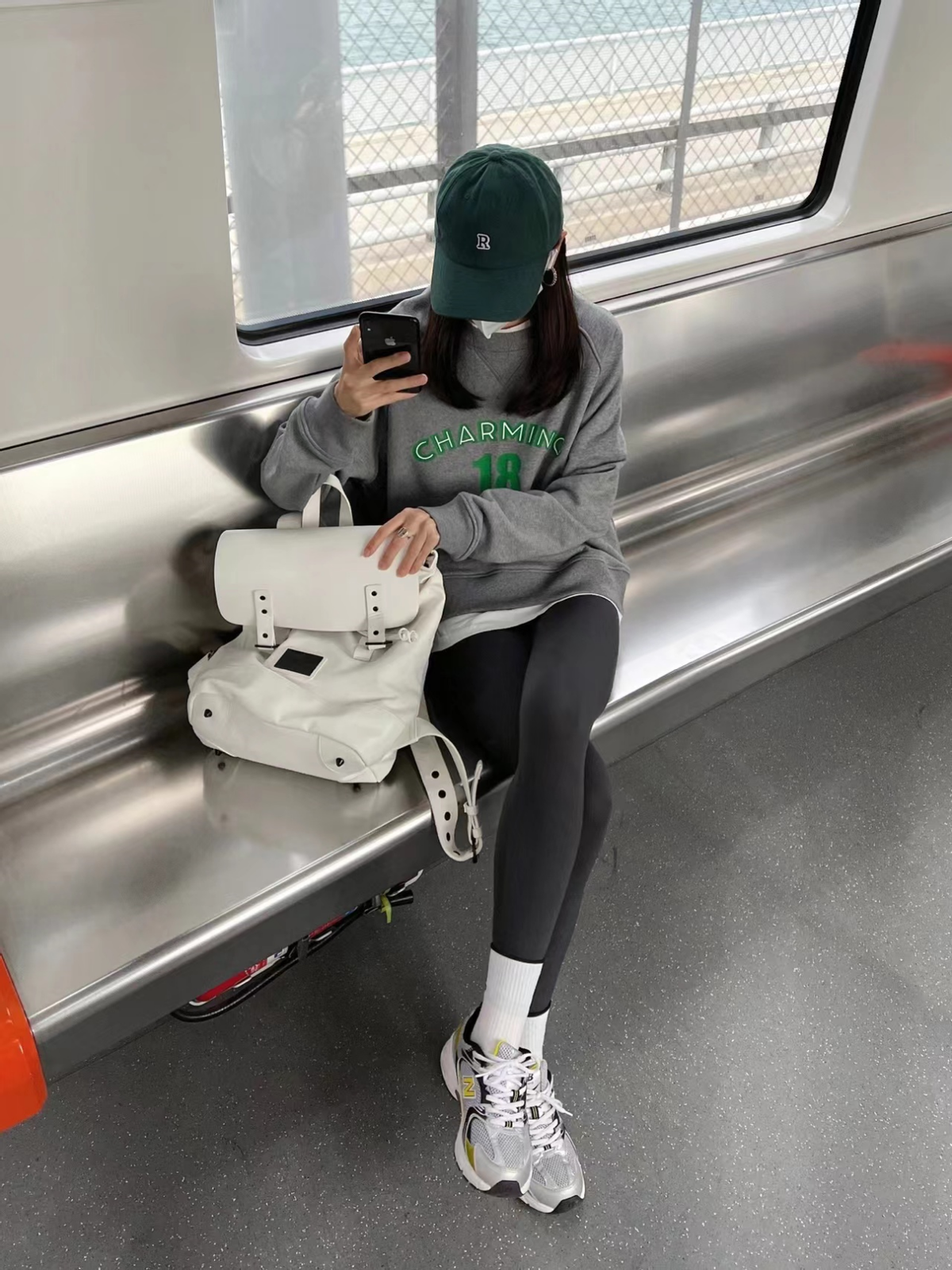 今年流行的“瑜伽裤”，搭卫衣、大衣显瘦高级，时髦精们必备