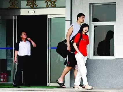 嫁给2米26的姚明是什么感觉？叶莉的回答让人感动，球迷直呼般配