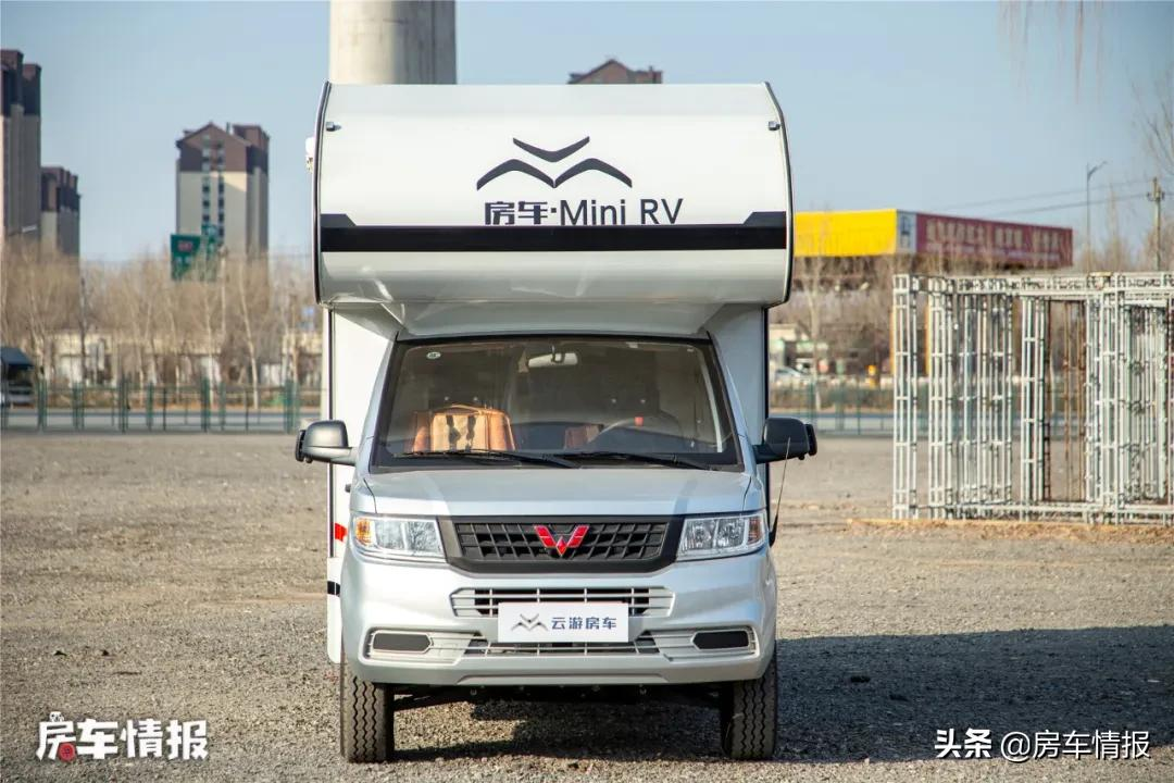 五菱荣光新卡打造的房车适合家庭出行吗(价格性能怎么样)(图6) 属于老百姓的五菱房车,配1.8L动力能住一家四口,厕所空间真心大