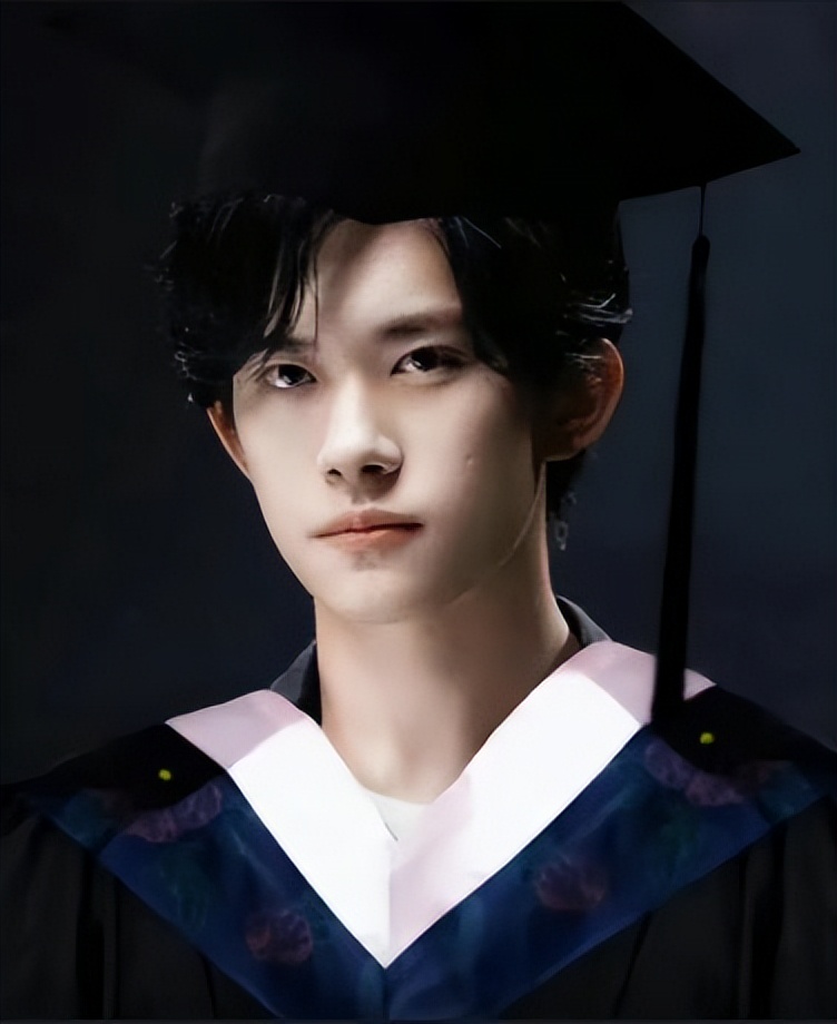 易烊千玺大学毕业了，被评为优秀毕业生，自曝大学生活有一个遗憾