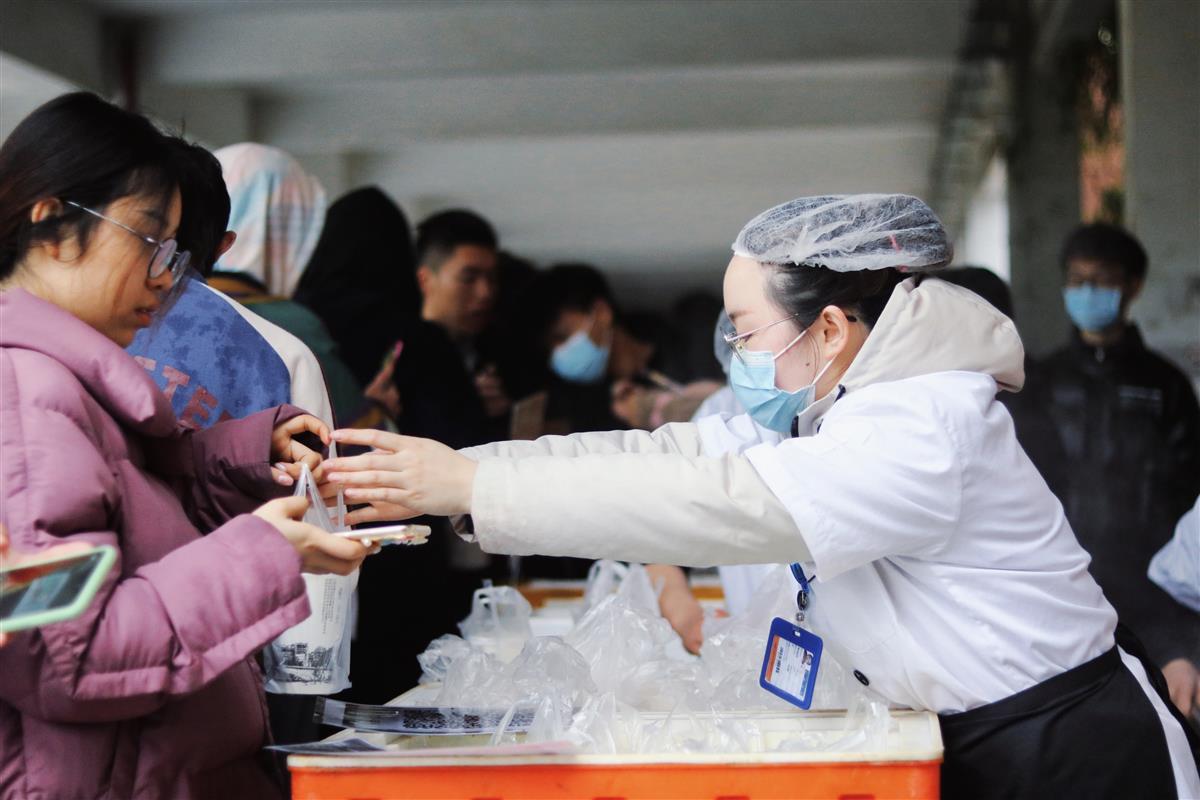 高校开设临时食堂，为师生提供暖心服务