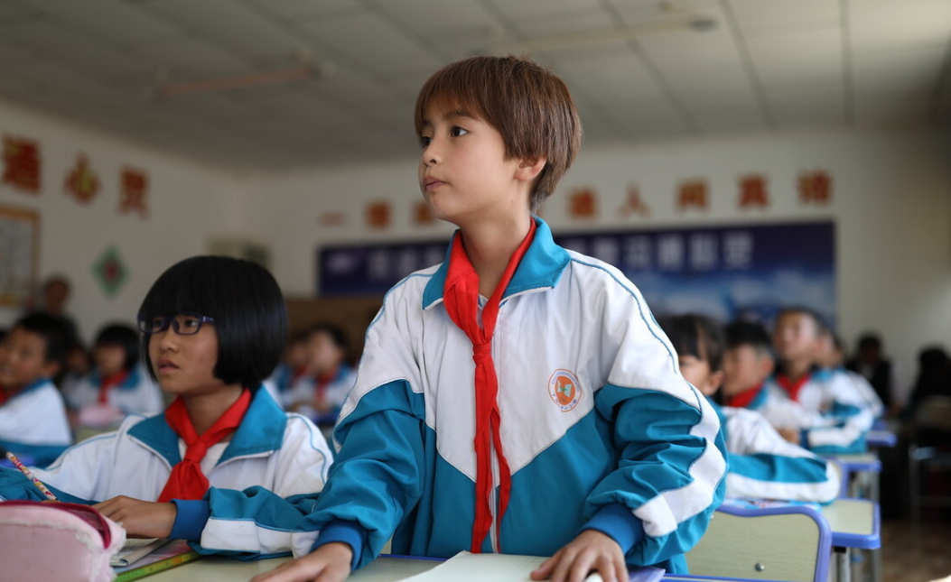 小学生检讨书出现“藏头诗”，老师看后很生气，第二天叫来家长