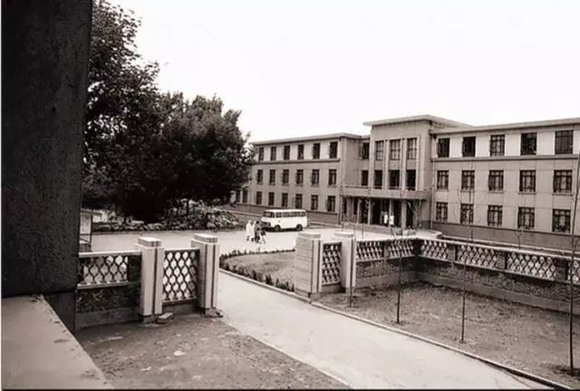 2021年，江西省24岁年轻人和85岁老人拍摄了“婚纱照”。