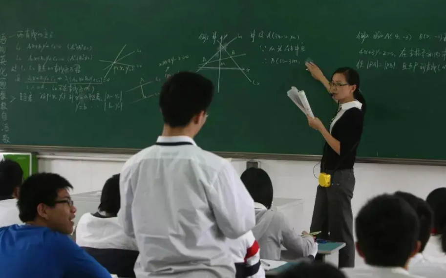 深圳教师呈现“断崖式”降薪，年薪缩水8到10万？老师内心很慌张