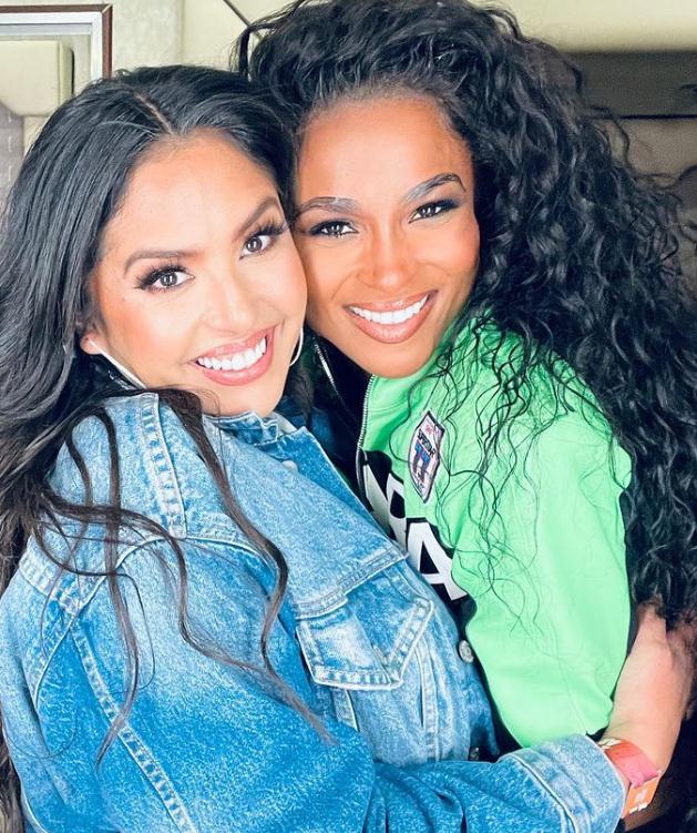 瓦妮莎近况瘦了很多，也变得爱笑了，和科比侄子合影很幸福