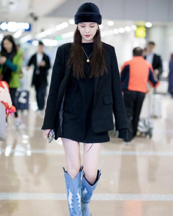 曾在JYP进出道组，后因膝盖受伤退出，参加内娱选秀圈粉无数