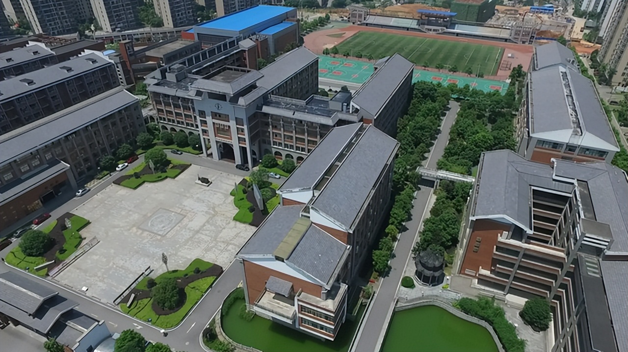 长沙一中位于湖南省长沙市,地理位置优越,交通发达,学校环境优美,基础