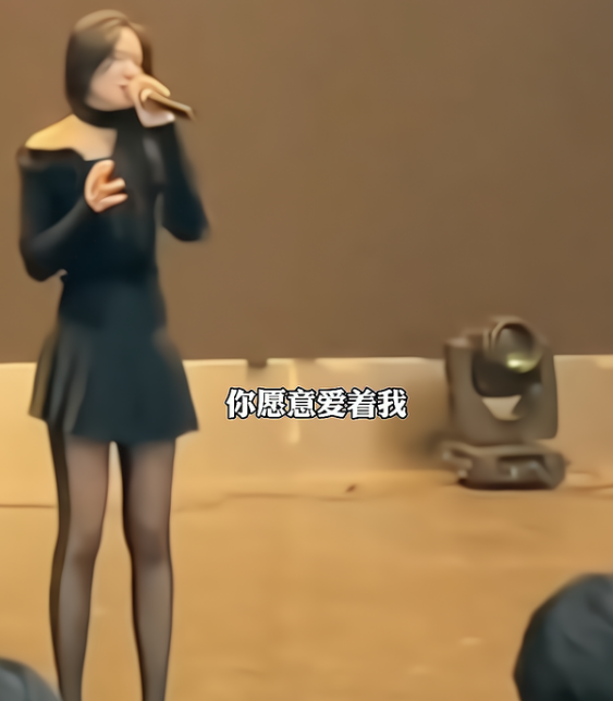南京一音乐系女学生走红，本以为是深情演唱，却因大长腿引人关注