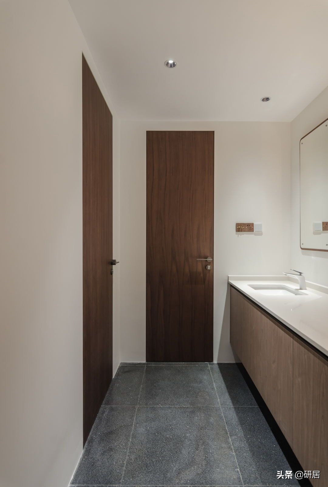 70后大叔的新家，不要门框和踢脚线，全屋化繁为简，氛围清净自然