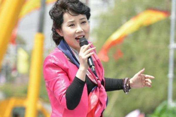 著名歌唱家胡月：嫁给陆剑民，造病历骗父亲，父亲去世后泣不成声