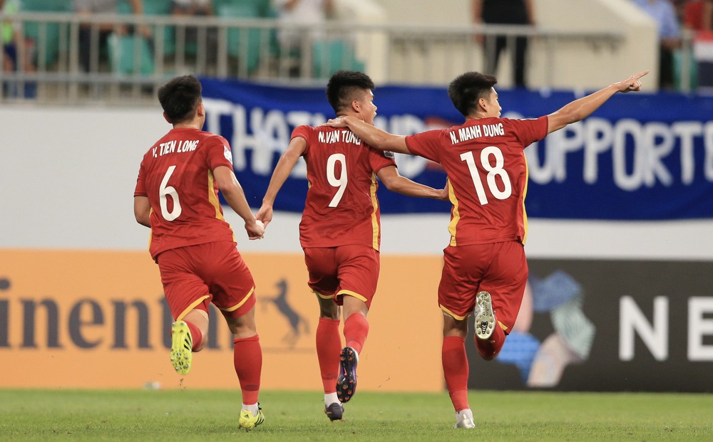 泰国U23vs伊拉克U23(U23亚洲杯：泰国队2-2越南队，门将失误送大礼，中国足球劲敌)