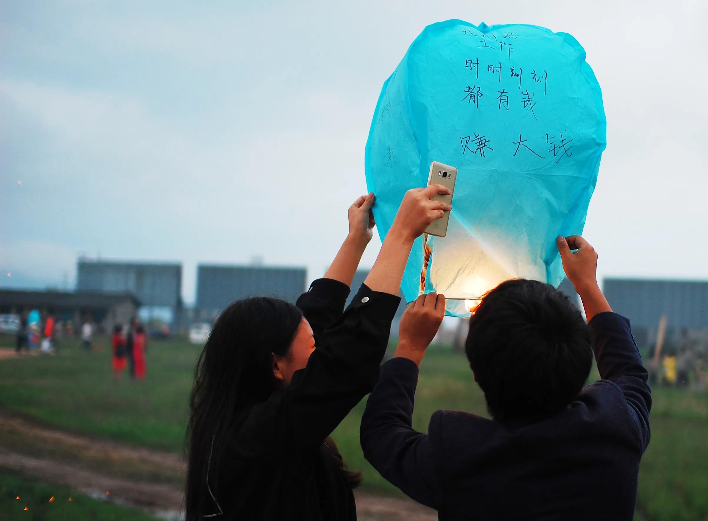 云南陆良：我对孔明灯许愿，愿时光能缓，愿故人不散