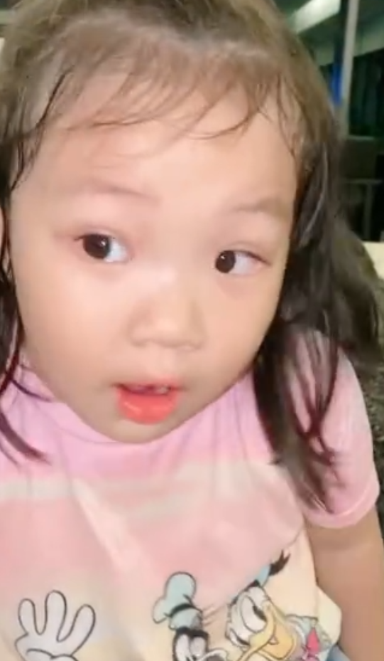 李亚男晒3岁女儿萌照，gabby站圣诞树前嘟嘴卖萌凹造型，好可爱