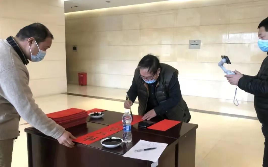 安阳市书法家协会：义写春联送祝福 墨香凝心助抗疫