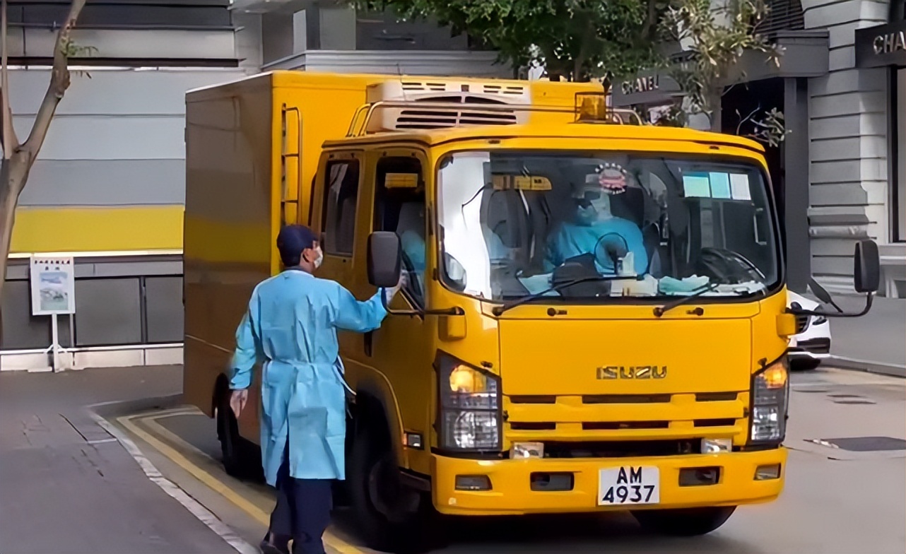 87岁曾江去世细节曝光，遗体从酒店转移，多位医护人员开卡车相送