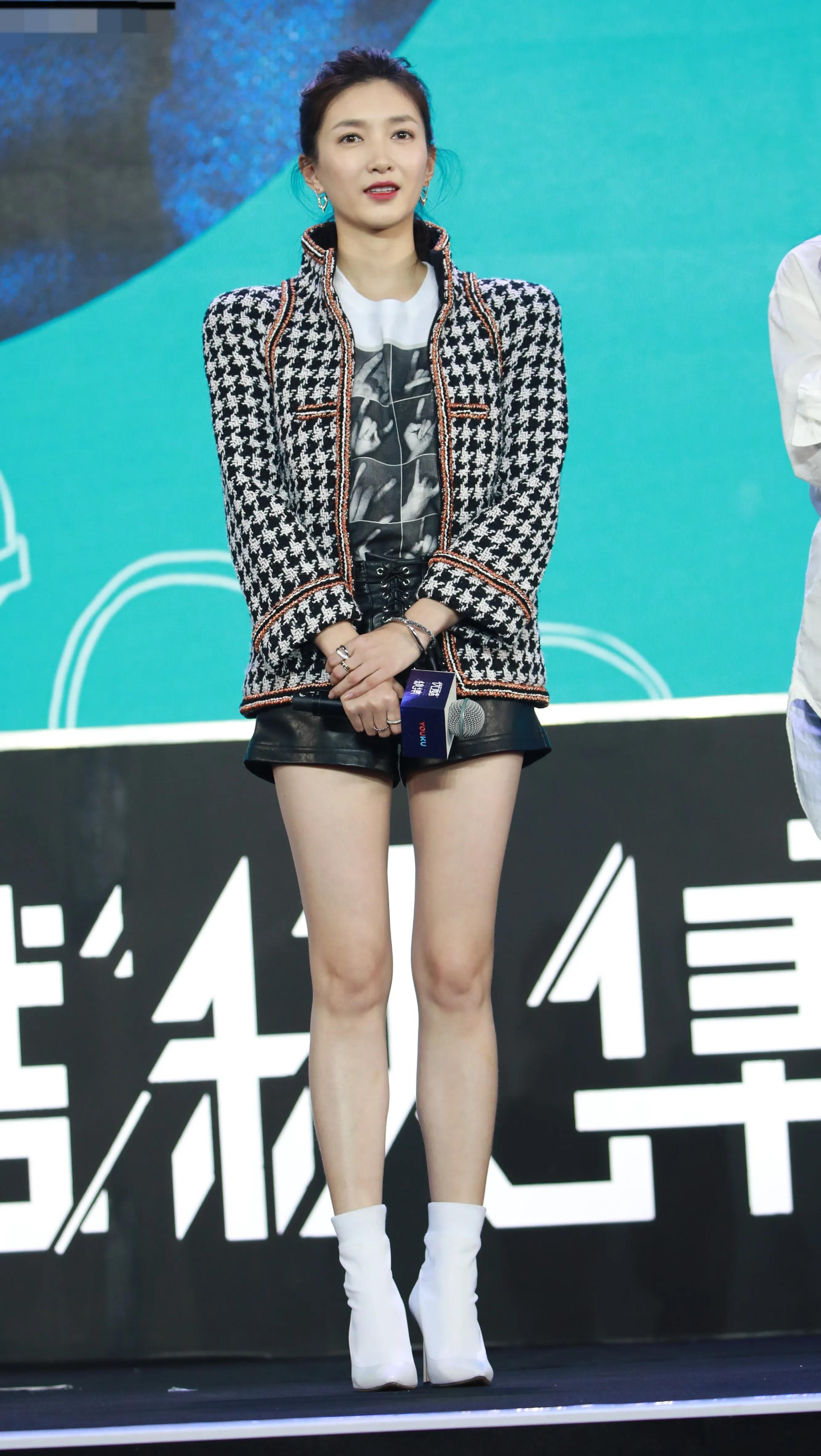 马思纯江疏影同穿牛仔短裤，感觉马思纯更随性、自然