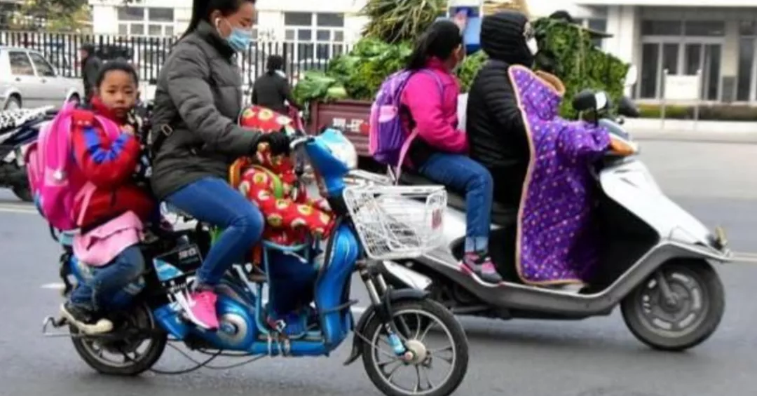 电动车新规“禁摩限电”，家长接娃怎么办？交警给出回复