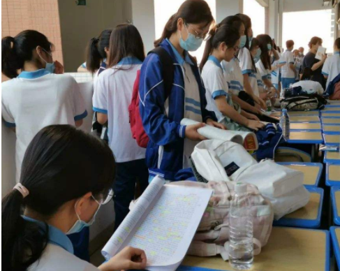 高考答题卡为何必须用2B铅笔？阅卷老师来告诉你，和成绩密切相关