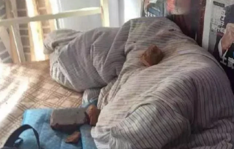 大学“最穷酸宿舍”排名，红砖房+空中吊床+24人间，学生看呆了