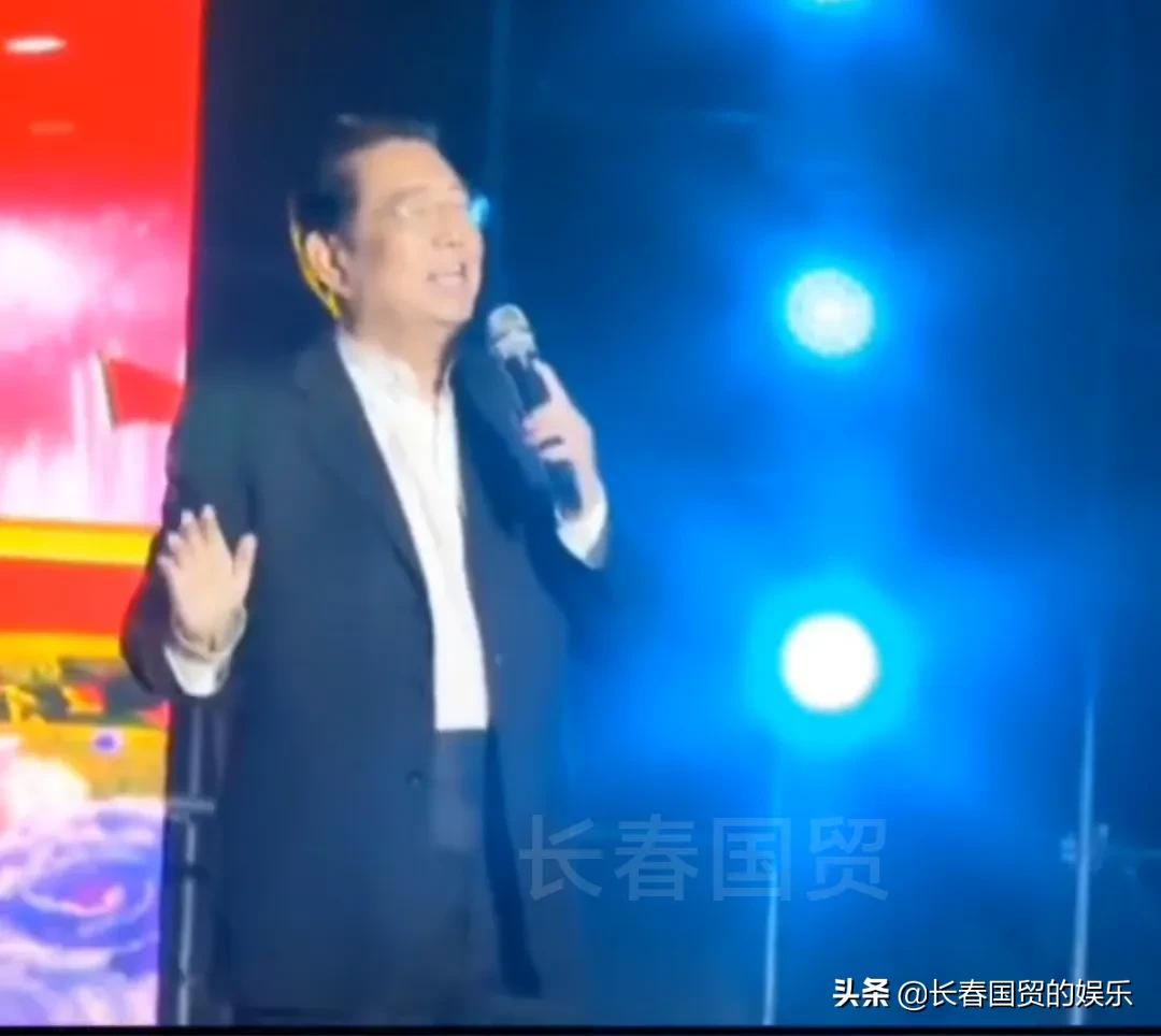 著名歌唱家李双江近照曝光，82岁仍然坚持演出，面色红润老当益壮