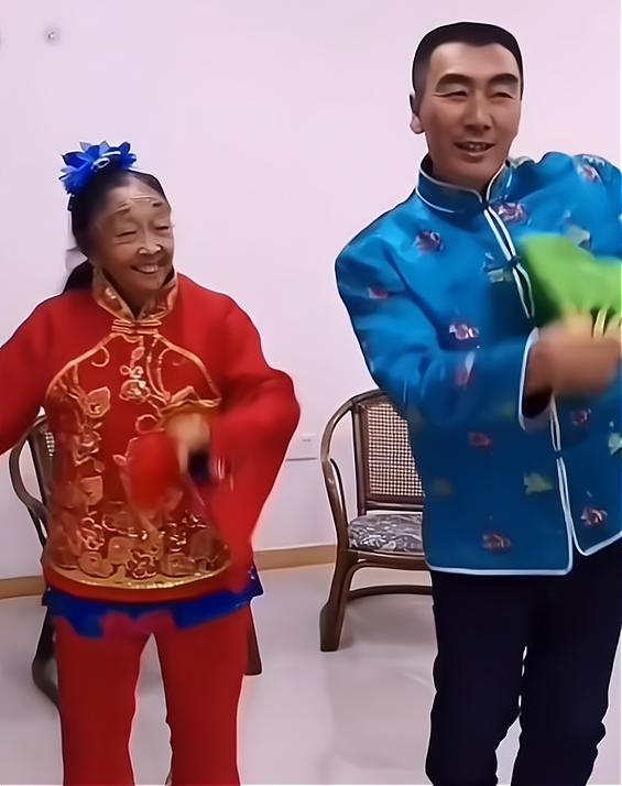 85岁马玉琴成摇钱树？小32岁丈夫喜提大奔，马玉琴在家白菜蘸酱