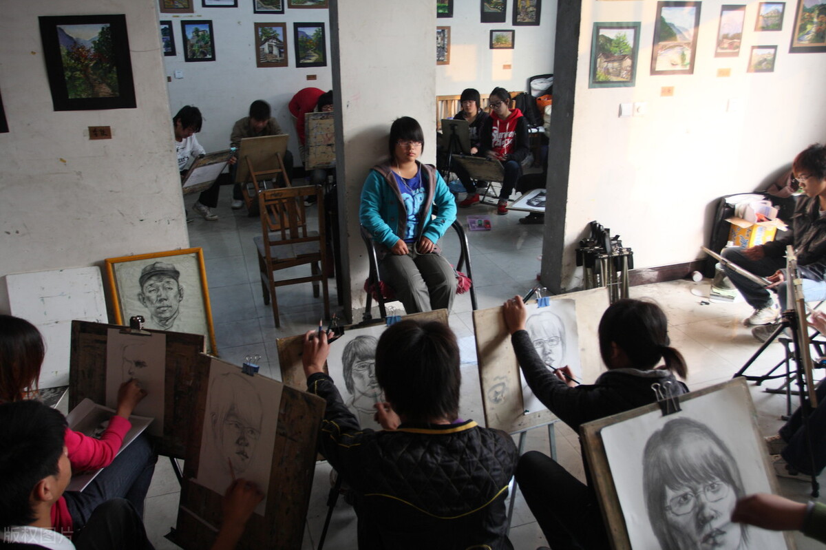 美术生，高二才开始接触美术，集训努力画画，考到260的机会大吗