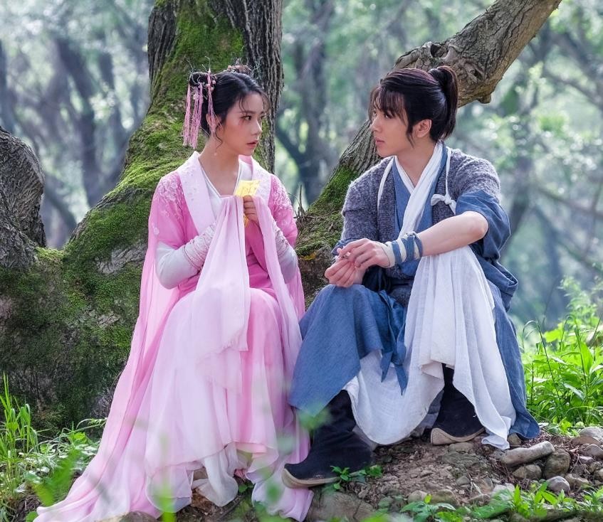 中传毕业科班出身，靠选秀搭档杨超越出道，后转行演戏屡遭吐槽