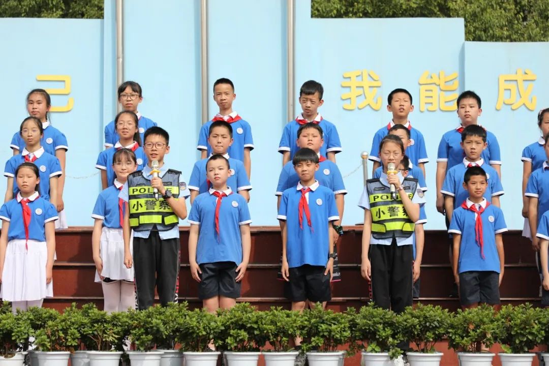 成都市双流区棠湖小学举行“交通安全主题”升旗仪式