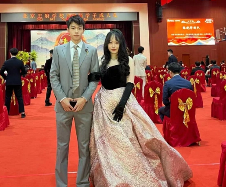 北京学校这场“成人礼”火了，堪称现实版继承者们，别人的18岁