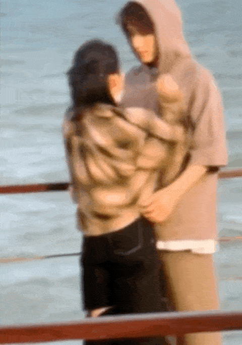 张子枫张新成新剧路透曝光 海边摘帽氛围感拉满