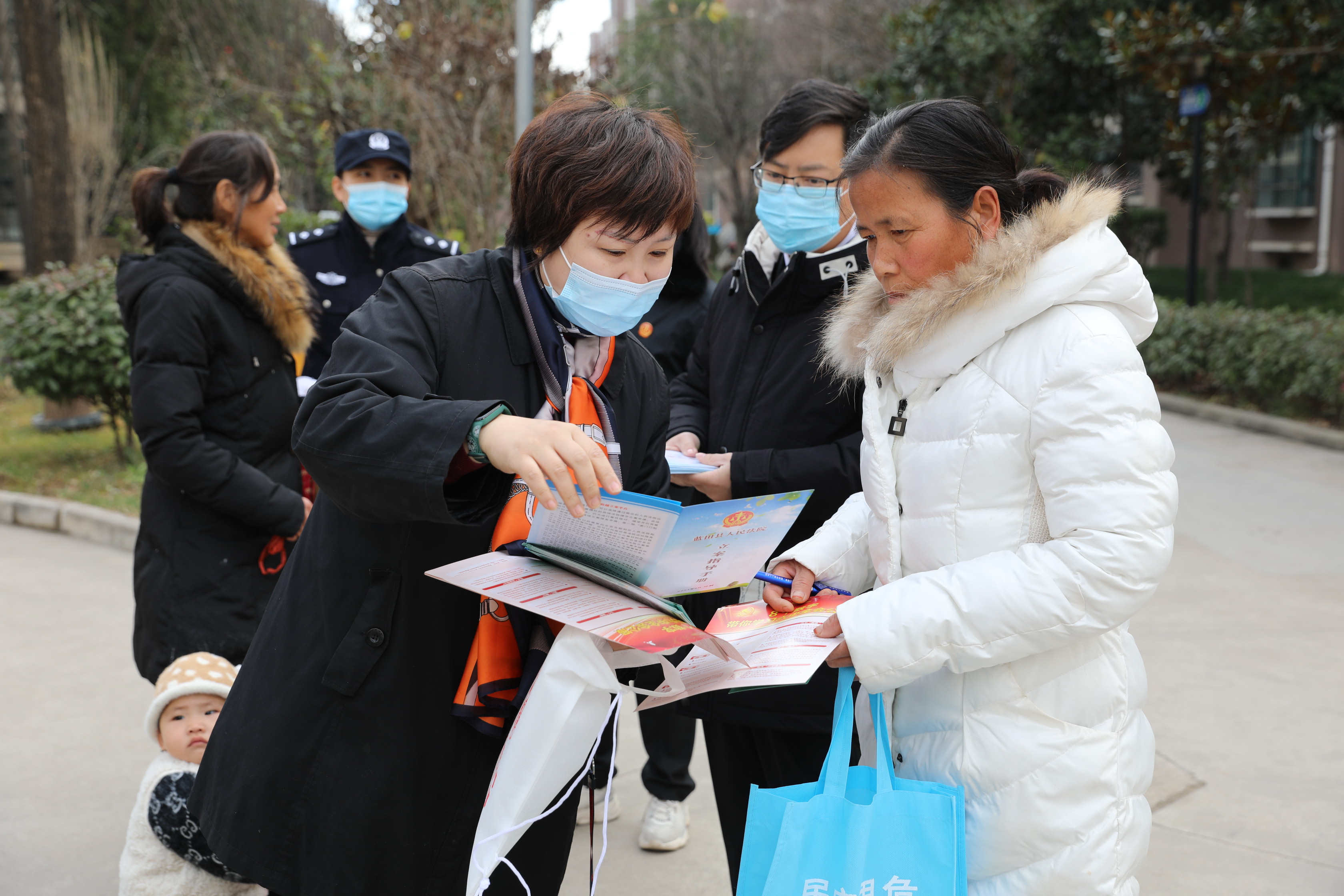 蓝田法院党总支与社区结对共建开展主题党日活动