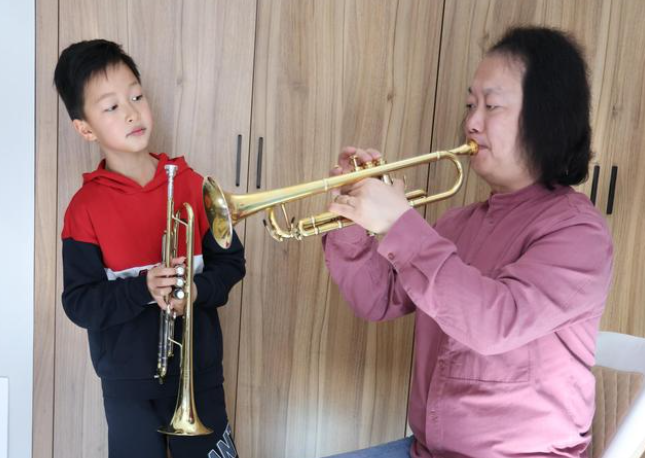 冬奥会的“小号手”走红，就读普小被张艺谋相中，家庭背景不一般