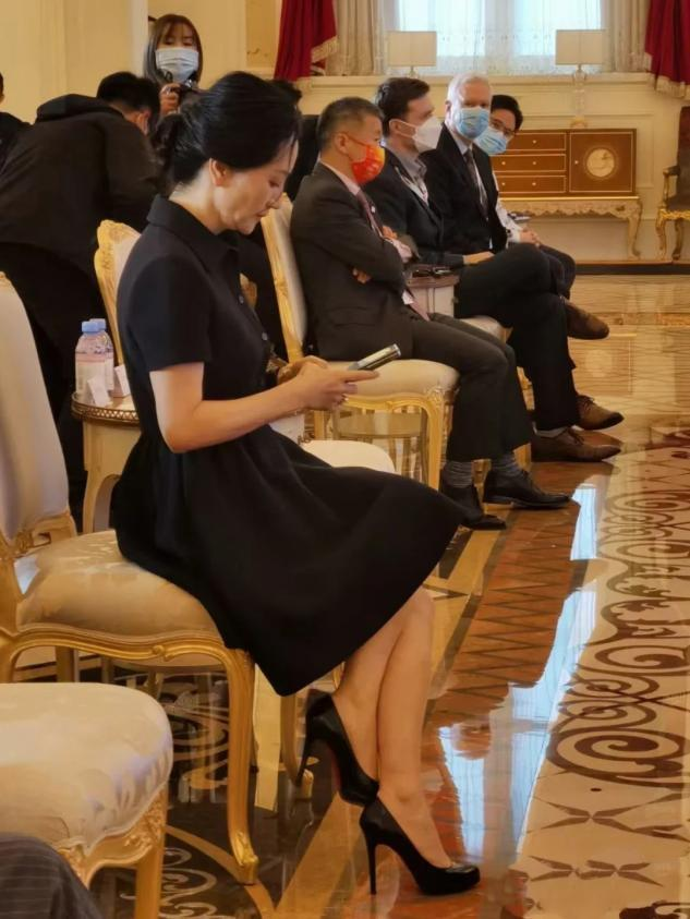 孟晚舟回国后老太快！满脸皱纹显疲惫，发际线后移大脑门抢镜