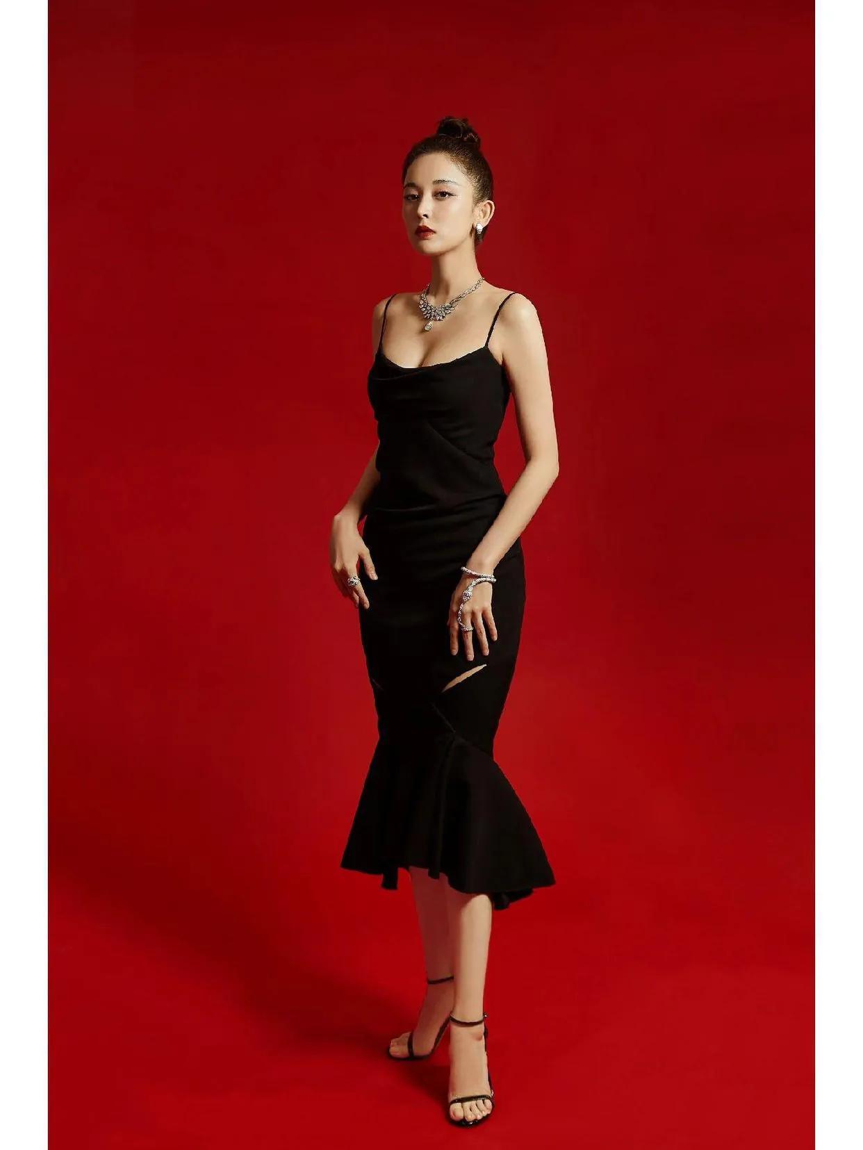 古力娜扎与迪丽热巴同穿黑色连衣裙，你们觉得谁更有魅力呢？