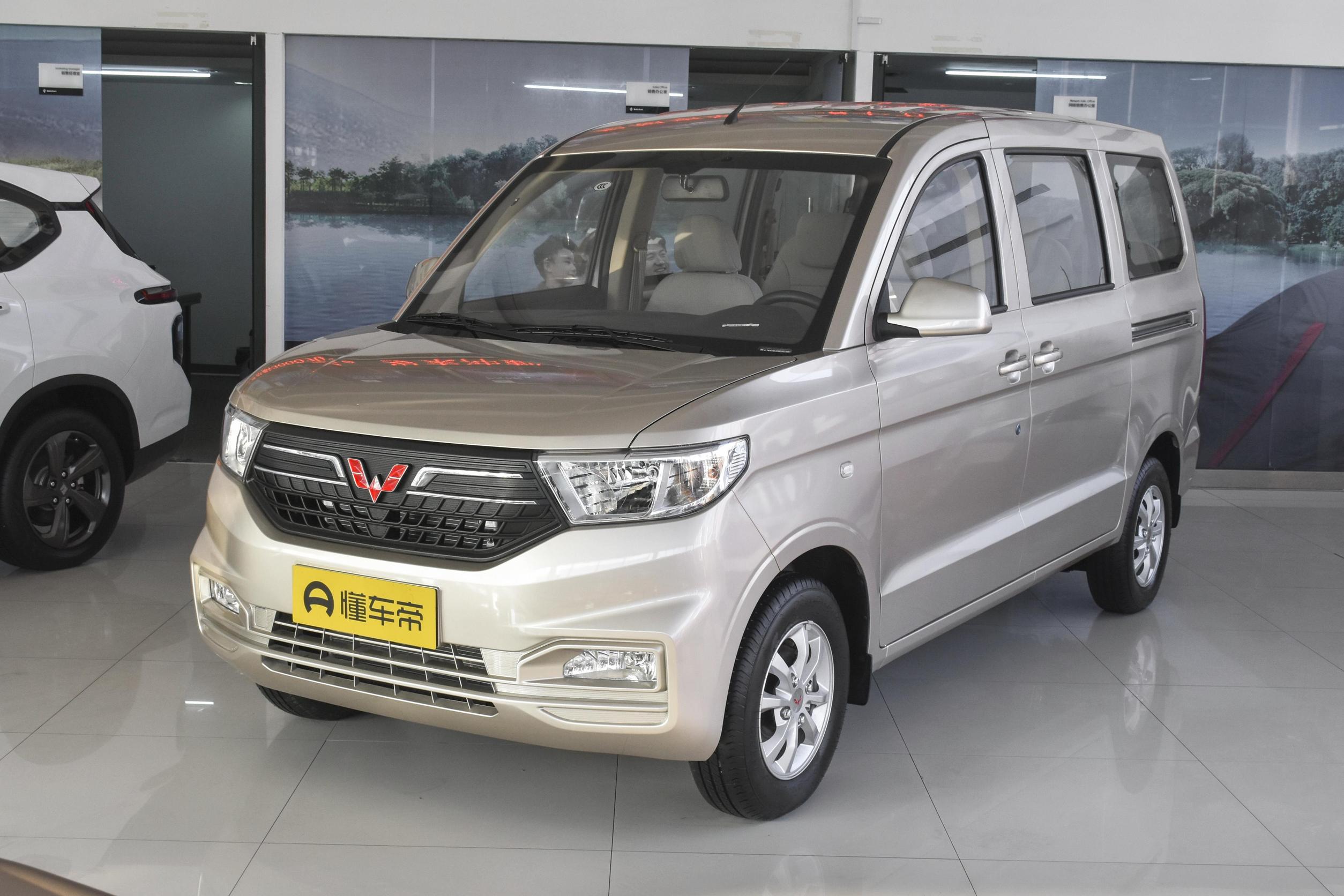 4l,起售价4.41万元,静态体验五菱宏光v