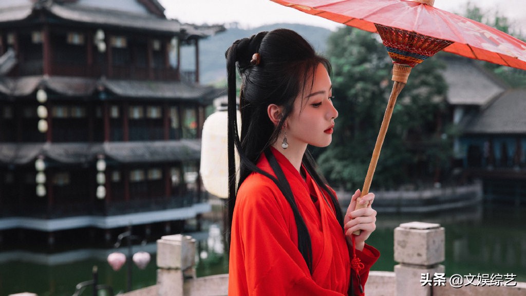 陈都灵的古装穿搭太美了！左手油纸伞，右手团扇遮面，温文尔雅