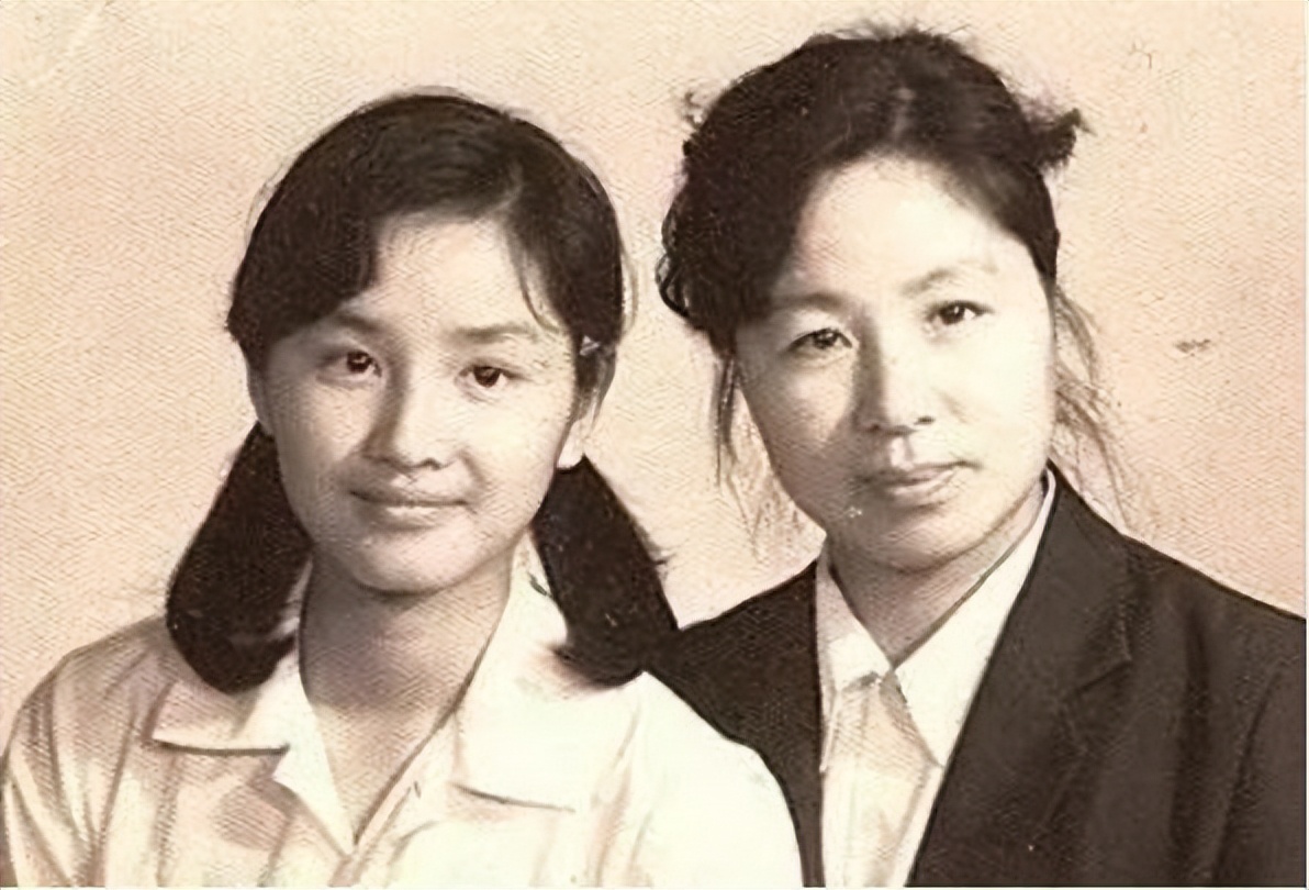 瞿颖母亲丁家珍，女儿半生感情坎坷，原生家庭影响她我很愧疚