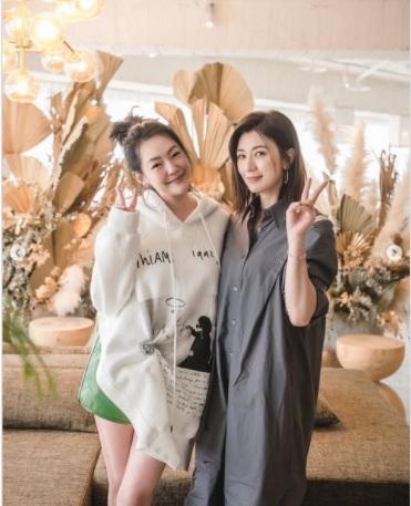 小S和贾静雯相约做足底按摩，俩辣妈各生3个女儿，大谈育儿经