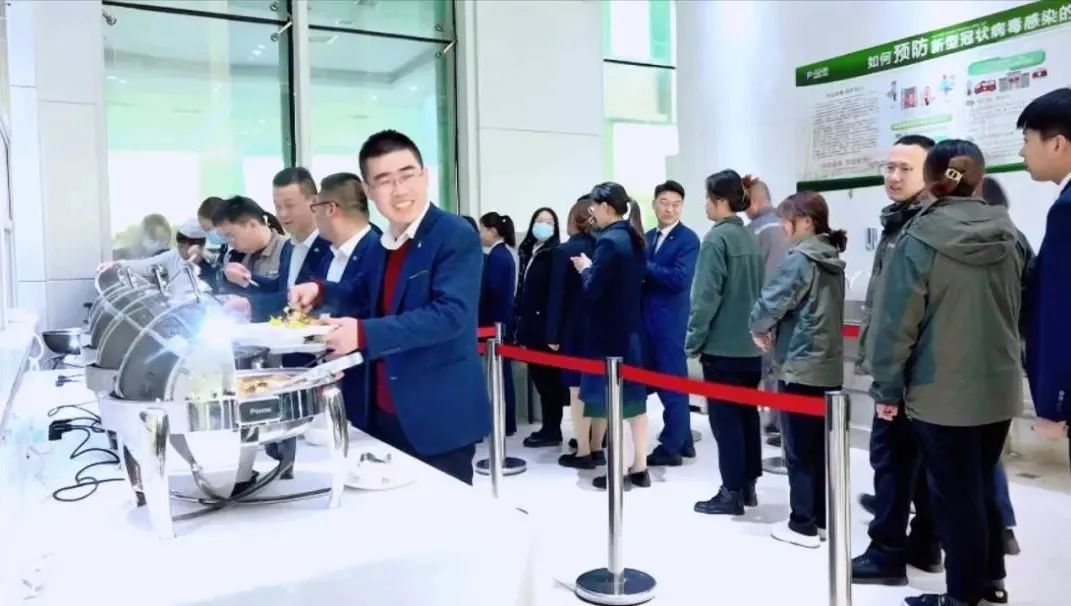 鹏飞职工食堂推出“三元五元”自助餐