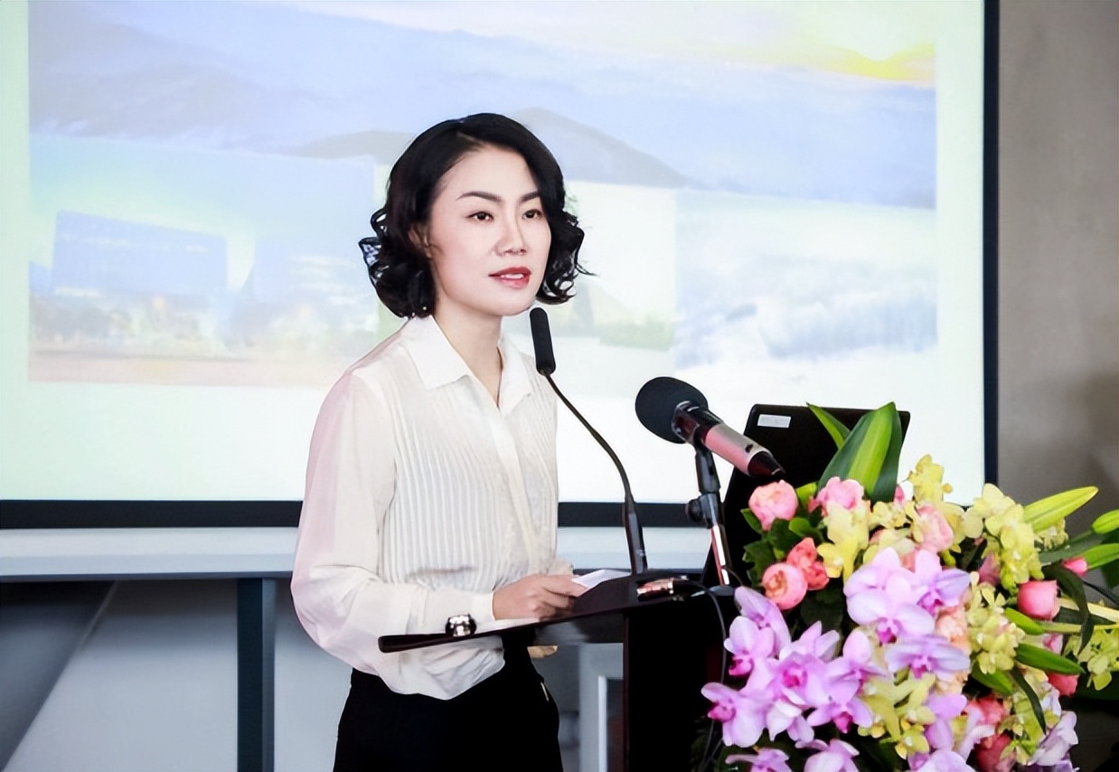 朱旭目前,她是万科集团副总裁兼董事会秘书.