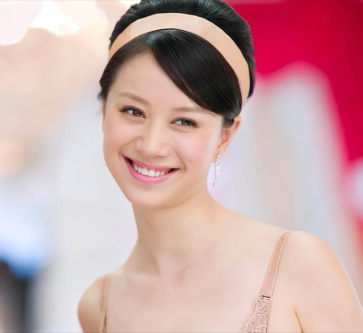 倪虹洁的"狼狈":时代抛弃"祝无双"的时候,连招呼都懒得打了