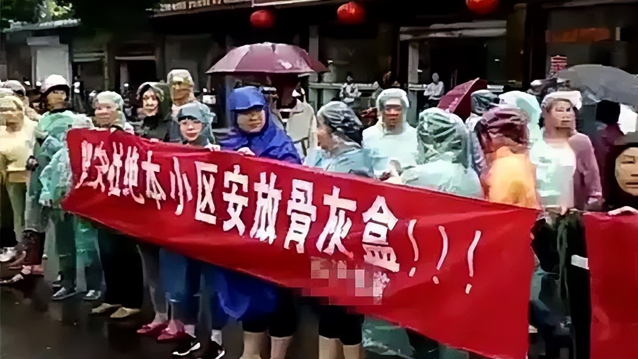 25万买的房子不住，专门用来放置骨灰盒，邻居发现要报警，合理吗
